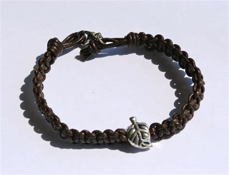 bracciale foglia cuoio|bracciali con incisione.